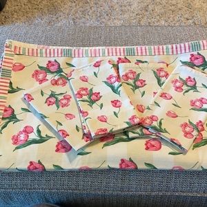 116x98” Vintage tablecloth with four matching napkins, yellow & white stripe